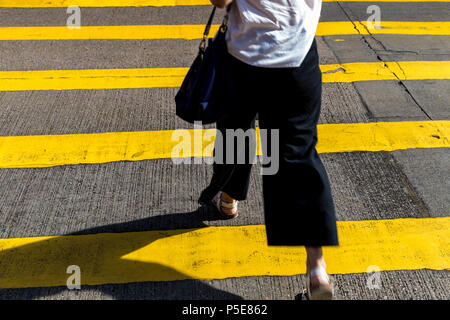 Walking Frau Kreuzung Straße an der Causeway Bay City Shopping District Hong Kong Stockfoto