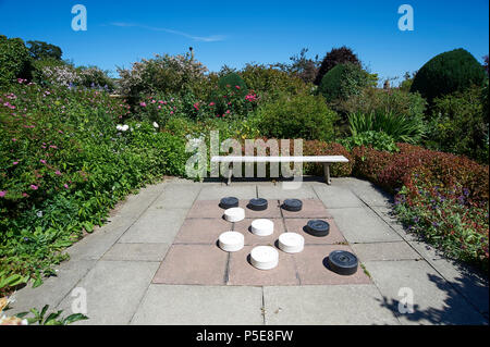Outdoor Riese Entwürfe oder checkers Spiel in formalen Blumengarten, Burton Agnes Hall, East Riding von Yorkshire, England, UK, GB Stockfoto