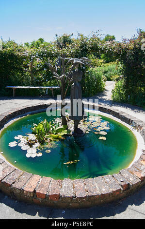 Wasser Skulptur in einem seerosenteich bei Burton Agnes Hall, East Yorkshire, England, UK GB Stockfoto