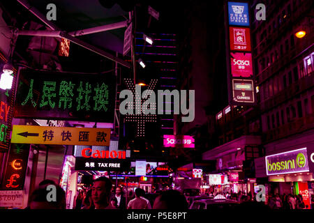 Hongkong - Juni 01, 2018: die Menschen einkaufen bei Nacht auf Rosa Neon Straßen in Hong Kong Stockfoto