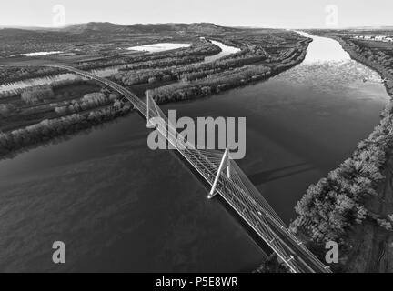 Luftbild von Megyeri Brücke in Budapest, Ungarn Stockfoto