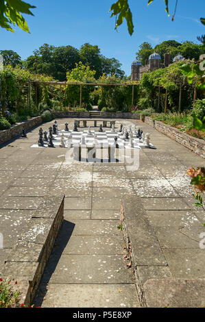 Giant Chess Spiel in der Elisabethanischen ummauerten Garten von Burton Agnes Hall, East Riding von Yorkshire, England, UK, GB. Stockfoto