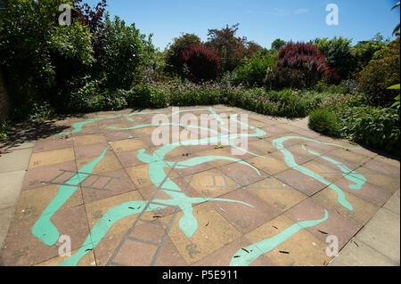 Große bemalte Schlangen und Leitern im freien Spiel in einer formalen ummauerten Garten, Burton Agnes Hall, East Riding von Yorkshire, England, UK, GB. Stockfoto