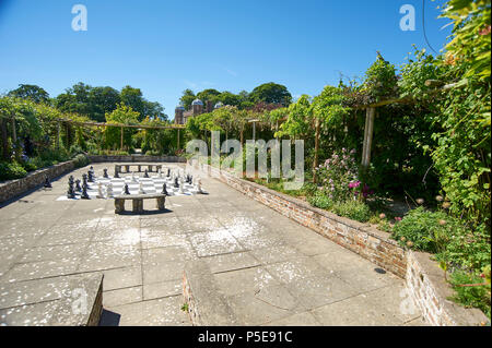 Giant Chess Spiel in der Elisabethanischen ummauerten Garten von Burton Agnes Hall, East Riding von Yorkshire, England, UK, GB. Stockfoto