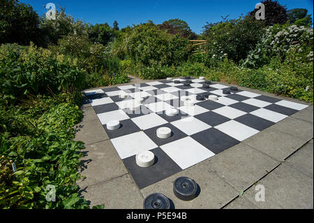 Outdoor Riese Entwürfe oder checkers Spiel in formalen Blumengarten, Burton Agnes Hall, East Riding von Yorkshire, England, UK, GB Stockfoto