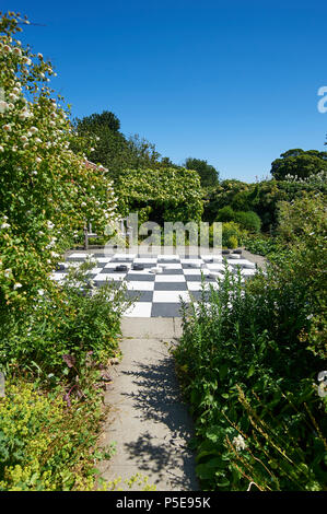 Outdoor Riese Entwürfe oder checkers Spiel in formalen Blumengarten, Burton Agnes Hall, East Riding von Yorkshire, England, UK, GB Stockfoto