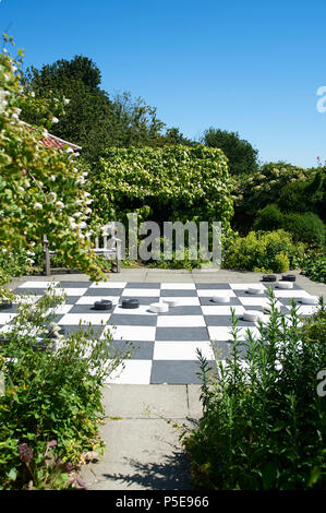 Outdoor Riese Entwürfe oder checkers Spiel in formalen Blumengarten, Burton Agnes Hall, East Riding von Yorkshire, England, UK, GB Stockfoto