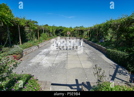 Giant Chess Spiel in der Elisabethanischen ummauerten Garten von Burton Agnes Hall, East Riding von Yorkshire, England, UK, GB. Stockfoto