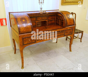 N/A. Englisch: Ausstellung im Museo Nacional de Artes Decorativas, Madrid, Spanien. Diese Arbeit ist in der Weil der Künstler vor mehr als 100 Jahren starb. Wurde die Fotografie im Museum ohne Einschränkung erlaubt. 10 Oktober 2014, 07:03:39. Daderot 481 Drum Schreibtisch, Neapel, Italien, C. 1780, Kiefer furniert, Ansicht 2 - Museo Nacional de Artes Decorativas - Madrid, Spanien - DSC 08315 Stockfoto