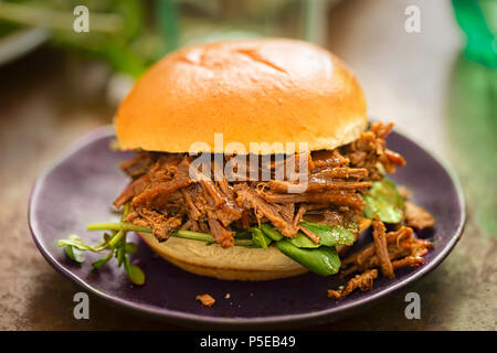 Grill Rindfleisch Bruststück mit Barbecue Sauce & Brunnenkresse Blätter in süßen Bun Stockfoto