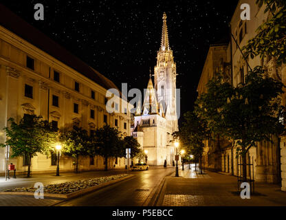 Nächtliche Ansicht der Matthiaskirche in Budapest, Ungarn Stockfoto