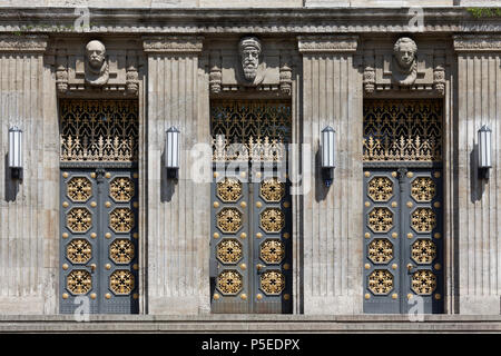 Portal mit Büsten von Bismarck, Gutenberg und Goethe, Deutsche Nationalbibliothek, 1914 gegründet, Leipzig, Sachsen, Deutschland Stockfoto