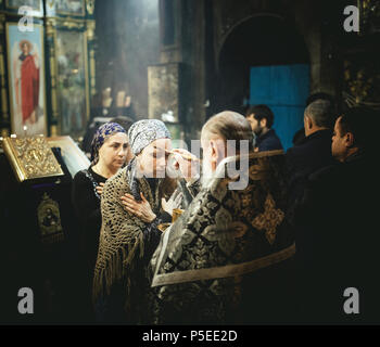 Exorzismus in einem orthodoxen Gottesdienst in der Kirche, bekannten Eorcist Vater Sergej erhält Menschen aus Russland, die denken, sie sind Stockfoto