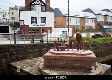 Ein Fischiger Geschichte Skulptur von Colin Telfer auf dem Ellen river außerhalb der Maritime Museum Maryport Cumbria England Großbritannien Stockfoto