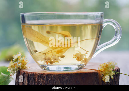 Tasse frischen Kaffee aus Linden Blätter auf einem Stand aus Holz gemacht, close-up Stockfoto