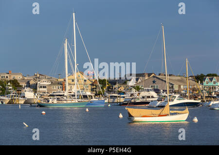 Segelboote und anderen Sportbooten im Hafen kurz vor Sonnenuntergang in Falmouth, Massachusetts auf Martha's Vineyard vertäut. Stockfoto