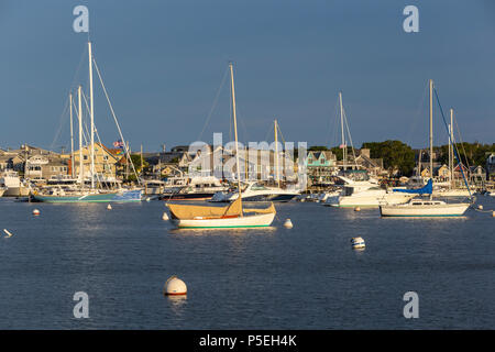 Segelboote und anderen Sportbooten im Hafen kurz vor Sonnenuntergang in Falmouth, Massachusetts auf Martha's Vineyard vertäut. Stockfoto