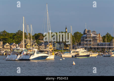 Segelboote und anderen Sportbooten im Hafen kurz vor Sonnenuntergang in Falmouth, Massachusetts auf Martha's Vineyard vertäut. Stockfoto