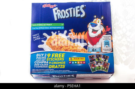 Box von Kellogg's Frosties Müsliriegel, ungeöffnet und auf einer fast weißen Hintergrund. Stockfoto