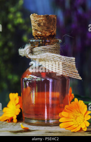 Pflanzliche Behandlung: medizinische Tinktur aus Blüten der Ringelblume. Pflanzliche Heilmittel ist vorteilhaft für den menschlichen Körper Stockfoto