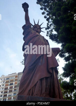 N/A. Englisch: Freiheitsstatue Replikat in Barrancas de Belgrano, Buenos Aires. Es war am 3. Oktober 1886 eingeweiht. 1886 (Skulptur) 2014-02-17 16:49:54 (Foto). Frédéric Auguste Bartholdi (1834 - 1904) (Skulptur) Benjamin Dumas (Foto) 531 Estatua de la Libertad en Buenos Aires Stockfoto