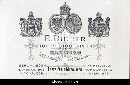 N/A. Englisch: revers CdV E. Bieber,, Frau E. Bieber (Royal Warrant); Code von Waffen, English: Revers CdV E. Bieber; E. Bieber Hof-Photographin, mittig das Allianzwappen von Friedrich III. Deutscher Kronprinz und Kronprinz von Preußen und seiner Gemahlin Victoria, rechts Wappen des Ludwig IV. Großherzog von Hessen und bei Rhein (), links Friedrich Karl von Preußen. 25. November 2015. Eig. Archiv 199 BieberCdV 437 R Stockfoto