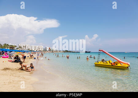 Touristen am Strand von Protaras gelegen, in der Nähe von Ayia Napa, Zypern Stockfoto