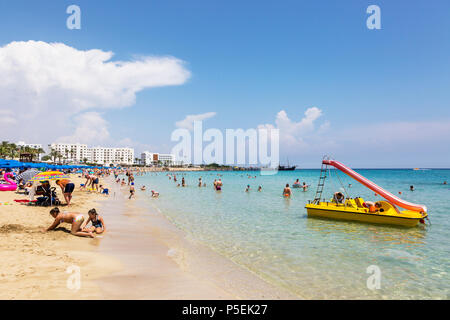 Touristen am Strand von Protaras gelegen, in der Nähe von Ayia Napa, Zypern Stockfoto