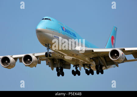 HL 7643 Korean Air Lines Boeing 747-8 bei Ankunft am Flughafen London Heathrow auf Landebahn 27L Stockfoto