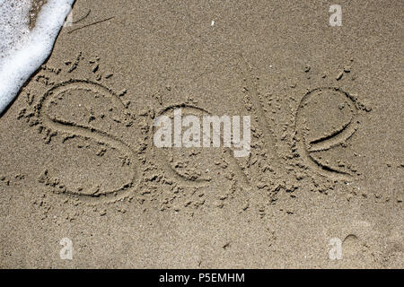 Verkauf. Wort auf den Sand Stockfoto