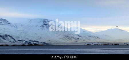Reykjavik Harbour Landschaft schoß auf das Meer und die Berge Islands. Stockfoto