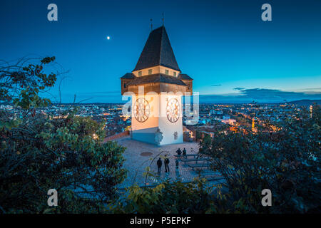 Schöne Dämmerung Blick auf berühmte Grazer Uhrturm (Uhrturm) während der Blauen Stunde in der Dämmerung, Graz, Steiermark, Österreich Stockfoto