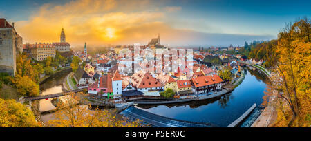 Panoramablick auf die historische Stadt Krumau mit dem berühmten Schloss Cesky Krumlov, UNESCO-Weltkulturerbe seit 1992, in den schönen Morgen l Stockfoto