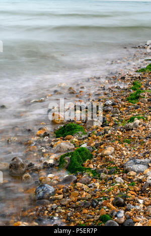 Lange Belichtung Wellen auf Pebble Beach Stockfoto