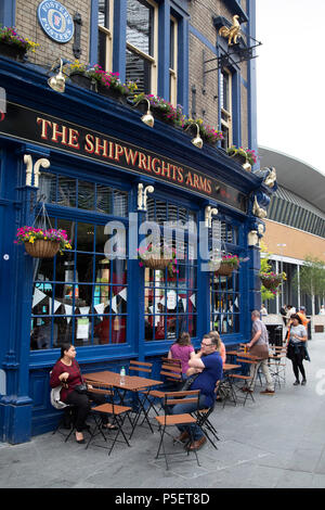 Die tauschwaren Arms Pub in der Nähe des renoviert und der London Bridge Station ist vollständig in London, England, Vereinigtes Königreich. London Bridge Station ist die Central London Railway Terminus und verknüpft die Londoner U-Bahn Station in Southwark, süd-östlich von London. Es befindet sich in einem großen Bereich auf drei Ebenen unmittelbar südöstlich von London Bridge, von dem es seinen Namen hat. Die Main Line Station ist der älteste Bahnhof in London fahrt Zone 1, und eine der ältesten der Welt, die 1836 eröffnet wurde. Die Station wurde umfassend saniert zwischen 2009 und 2017 mit dem Wiederaufbau der Stockfoto