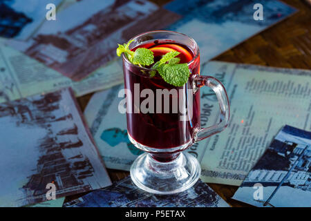 Blackberry Tee in ein Glas Schale Stockfoto