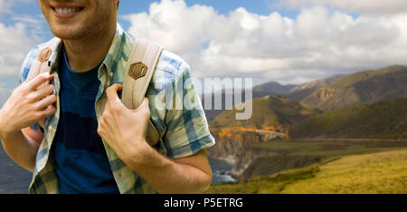 Nahaufnahme der Mann mit Rucksack über Big Sur Küste Stockfoto