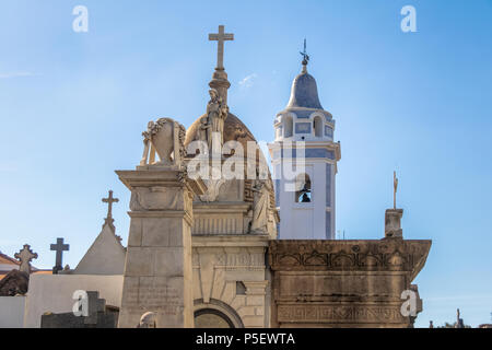Detail von Recoleta Friedhof und Kirche Basilika de Nuestra Señora del Pilar Turm - Buenos Aires, Argentinien Stockfoto