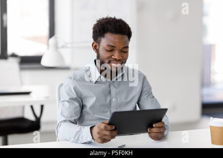 Lächelnd Geschäftsmann mit Tablet-PC im Büro Stockfoto