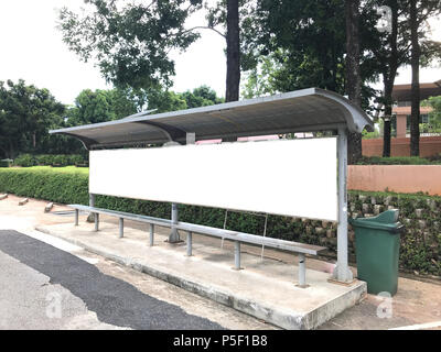 Bushaltestelle mit großen langen weißen Bildschirm reklametafeln an Bord für mockup Design. Leere Plakatwand für Mock up. Stockfoto