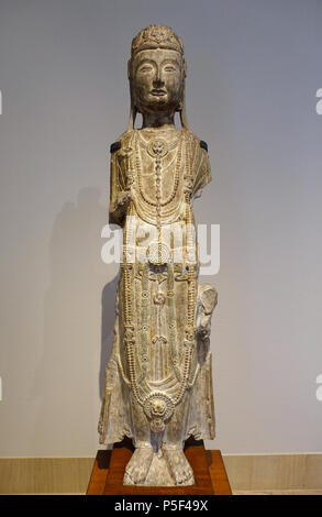 N/A. Englisch: Ausstellung im Matsuoka Museum für Kunst - 5 Chome -12-6 Shirokanedai, Minato, Tokyo 108-0071, Japan. 19 Februar 2015, 23:57:34. Daderot 154 Avalokitesvara, stehend Buddha, China, wahrscheinlich von Taiyuan, Provinz Shanxi, Sui Dynastie, 581-618 AD, Kalkstein - Matsuoka Museum für Kunst - Tokio, Japan - DSC 07067 Stockfoto