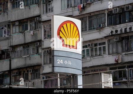 Eine Shell-Tankstelle in Sham Shui Po, Hongkong. Stockfoto