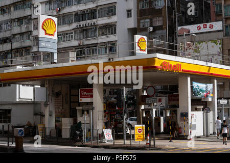 Eine Shell-Tankstelle in Sham Shui Po, Hongkong. Stockfoto