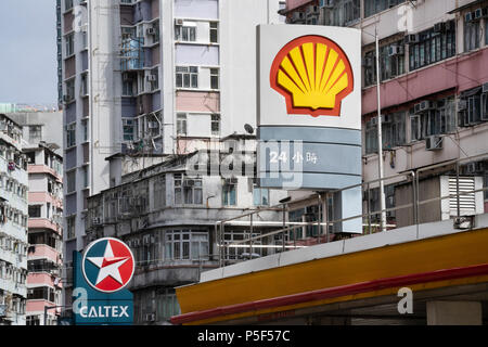 Eine Shell und Caltex Tankstellen in Sham Shui Po, Hongkong. Stockfoto