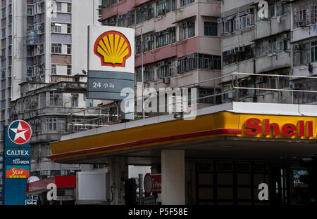 Eine Shell und Caltex Tankstellen in Sham Shui Po, Hongkong. Stockfoto