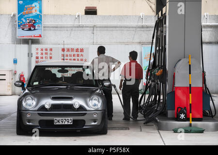 Caltex Gas Station attendant Pumpen Gas an einer Tankstelle in Sham Shui Po, Hongkong. Stockfoto