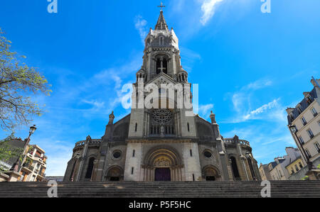 Die Kirche unserer Lieben Frau vom Heiligen Kreuz von Menilmontant - Notre-Dame-de-la-Croix de Menilmontant in Französisch ist eine römisch-katholische Pfarrkirche im 20th Arrondissement von Paris. Stockfoto