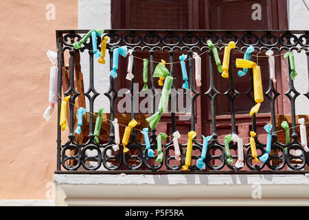 Gefälschte Feuerwerkskörper auf einem Balkon in Spanien Stockfoto