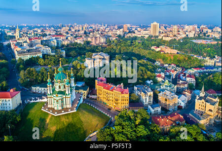 Luftaufnahme von Saint Andrews Kirche und Andriyivskyy Abstieg, Stadtbild von podil. Kiew, die Hauptstadt der Ukraine Stockfoto
