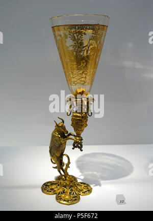 395 Cup mit Jagdszene, 1725-1750 AD, mit ox Griff, 17. oder 19. Jahrhundert, Böhmen, Glas mit gold Dekoration, vergoldeter Bronze - Landesmuseum Württemberg - Stuttgart, Deutschland - DSC 03373 Stockfoto